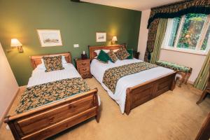 Yaxley的住宿－小客棧酒店，一间卧室设有两张床和窗户。