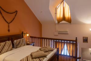 1 dormitorio con cama y ventana en Hotel Patio Andaluz, en Quito