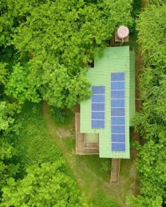 an overhead view of a green building with blue solar panels at Ankua Eco Hotel in Usiacurí
