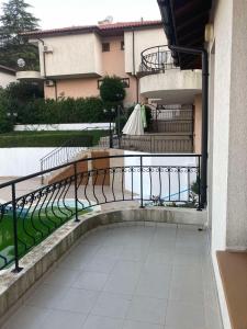 A balcony or terrace at Villa Aspen Guest House