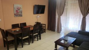 A television and/or entertainment centre at Villa Aspen Guest House