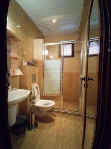 A bathroom at Villa Aspen Guest House