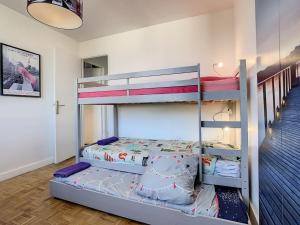 Poschodová posteľ alebo postele v izbe v ubytovaní Appart Crystal Lyon Caluire et parkings