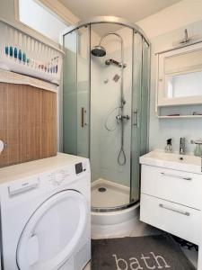 uma casa de banho com um chuveiro, um WC e um lavatório. em Appart Crystal Lyon Caluire et parkings em Caluire-et-Cuire