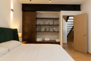- une chambre avec un lit et un escalier dans l'établissement El Doce by HomiRent, à Laborcillas