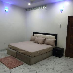 ein Schlafzimmer mit einem großen Bett in einem Zimmer in der Unterkunft ORCHID House , Orchid Road , Lekki , Stylish 3BDR Terrace Duplex Free WiFi DSTV in Lekki