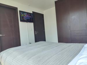 1 dormitorio con 1 cama y 2 armarios con puertas en Confort suite whit view, en Quito