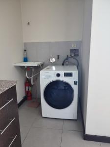 una lavadora en una cocina con fregadero en Confort suite whit view, en Quito