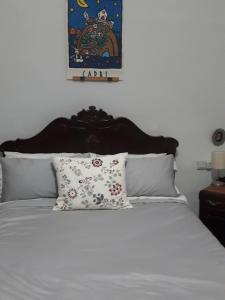 A bed or beds in a room at La Casa Jazmín