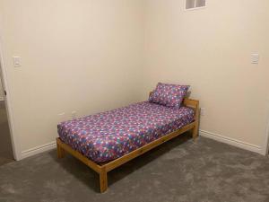 Posteľ alebo postele v izbe v ubytovaní 537 Veterans Dr Brampton ON L7A 5A6