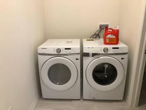 uma máquina de lavar roupa e uma máquina de lavar roupa num quarto em 537 Veterans Dr Brampton ON L7A 5A6 em Brampton