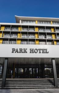 un edificio con un cartello del parco hotel di fronte ad esso di Park Hotel a Tiraspol