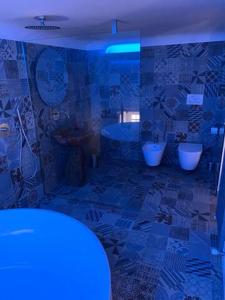 łazienka z 2 umywalkami, wanną i 2 toaletami w obiekcie SUITE Nobile w Katanii