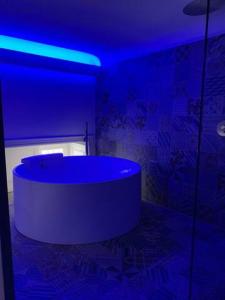 łazienka z wanną z niebieskim światłem w obiekcie SUITE Nobile w Katanii