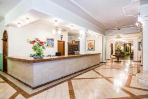 a lobby of a hotel with a reception counter at Hotel Majestic in Barranquilla