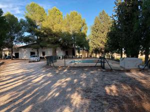 ein Haus mit einem Auto, das in einer Einfahrt geparkt ist in der Unterkunft Casa Rural La Colina in Calasparra