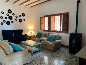 Sala de estar con 2 sofás y mesa en Casa Rural La Colina, en Calasparra