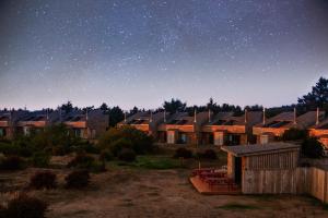 una fila de casas bajo una estrella llena de cielo en Surfcrest Resort, en Copalis Beach