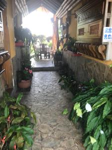 a stone walkway with plants in a building at Hotel del Campo in Quimbaya