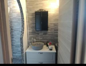 La salle de bains est pourvue d'un lavabo et d'un comptoir avec un miroir. dans l'établissement A quelques pas du moulin blanc, à Brest