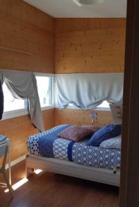 Etagenbett in einem Zimmer mit Fenster in der Unterkunft A quelques pas du moulin blanc in Brest