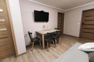 Televízia a/alebo spoločenská miestnosť v ubytovaní Apartament KARO 1 Karkonosze