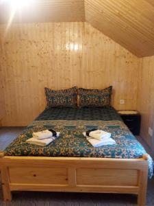 - une chambre avec un lit et 2 serviettes dans l'établissement Casa Prundari Nicu și Mirela, à Poiana Teiului