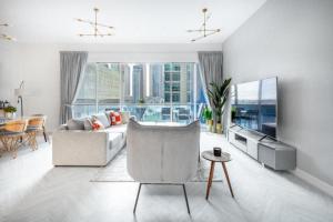 TV a/nebo společenská místnost v ubytování Azure, Dubai Marina - Majestic Two Bedroom