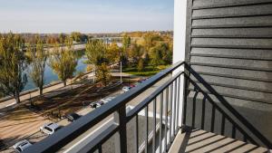 un balcón con vistas a un aparcamiento en Park Hotel, en Tiraspol