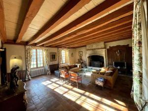 Posedenie v ubytovaní Castle in the beautiful French countryside with all modern comfort