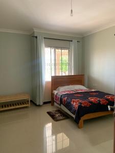 - une chambre avec un lit et une fenêtre dans l'établissement Dodoma, Tukae Inn, à Dodoma