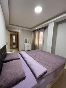 Łóżko lub łóżka w pokoju w obiekcie Şişli harbiye 2 oda 1 salon 38