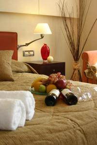 uma pilha de frutas numa cama num quarto de hotel em Alexandros Boutique Hotel em Nafplio