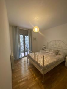 a bedroom with a bed and a window at APARTAMENTO EN CENTRO PUEBLO in Ribes de Freser