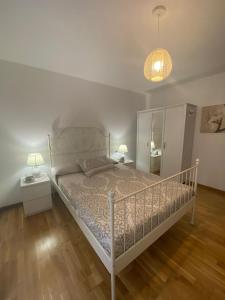 a bedroom with a bed and two tables and a lamp at APARTAMENTO EN CENTRO PUEBLO in Ribes de Freser