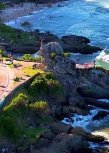 um grupo de pessoas na praia perto do oceano em Casa em Itajaí Balneário Camboriú e Parque Beto Carrero em Itajaí