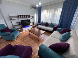 - un salon avec deux canapés et une télévision dans l'établissement Şişli taksimde 2 Bedrooms and sitting room D 3, à Istanbul