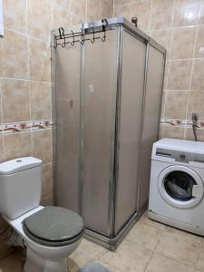ein Badezimmer mit einem WC und einer Waschmaschine in der Unterkunft Şişli taksimde 2 Bedrooms and sitting room D 3 in Istanbul