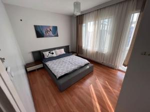 ein kleines Schlafzimmer mit einem Bett in einem Zimmer in der Unterkunft Şişli taksimde 2 Bedrooms and sitting room D 3 in Istanbul