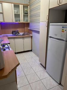 eine Küche mit einem weißen Kühlschrank und Fliesenboden in der Unterkunft Şişli taksimde 2 Bedrooms and sitting room D 3 in Istanbul