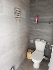 Koupelna v ubytování Beau duplex vue mer avec piscine et accès plage + 3 fotografie