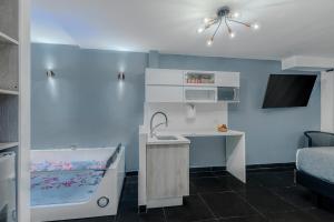 Postel nebo postele na pokoji v ubytování Viktory Boutique Hotel