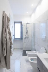 ein weißes Bad mit einem WC und einem Waschbecken in der Unterkunft Casa Medici in Asti