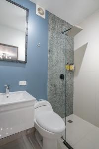 Koupelna v ubytování Viktory Boutique Hotel