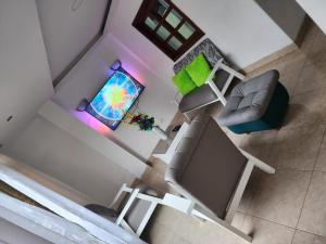 vistas panorámicas a una sala de estar con sofá y silla en Espléndido apto completo en el centro de Pereira, en Pereira