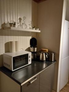 un microondas sentado en una encimera en una cocina en Arvika, Centralt en Arvika