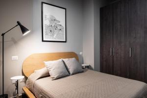 モンテレイにある8 min de San Pedro, lujoso, nuevo en Jardín Secreto 718のベッドルーム1室(ベッド1台付)、木製キャビネットが備わります。