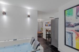 Koupelna v ubytování Viktory Boutique Hotel