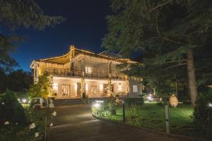 a house at night with lights at B&B Blanc Maison Etna Relais & Charme in Nicolosi