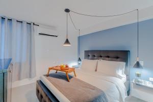 Postel nebo postele na pokoji v ubytování Viktory Boutique Hotel